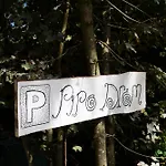 Wegdromen Op De Veluwe In Romantische Rode Pipowagen