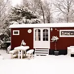 Wegdromen Op De Veluwe In Romantische Rode Pipowagen