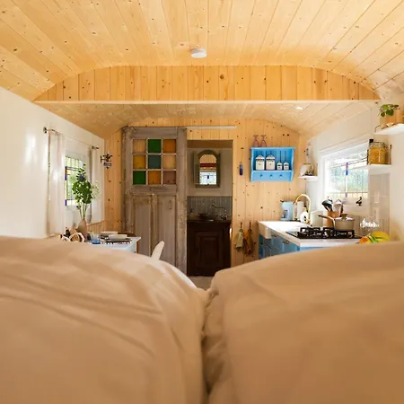 Wegdromen Op De Veluwe In Romantische Rode Pipowagen *