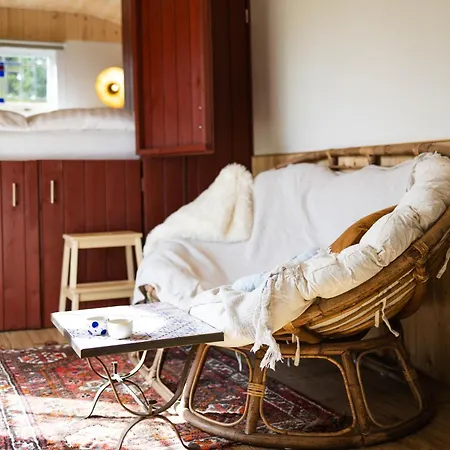 Wegdromen Op De Veluwe In Romantische Rode Pipowagen Nyaraló Epe