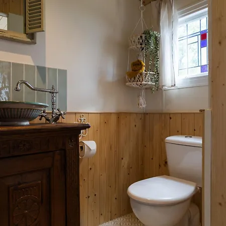 Wegdromen Op De Veluwe In Romantische Rode Pipowagen * Epe