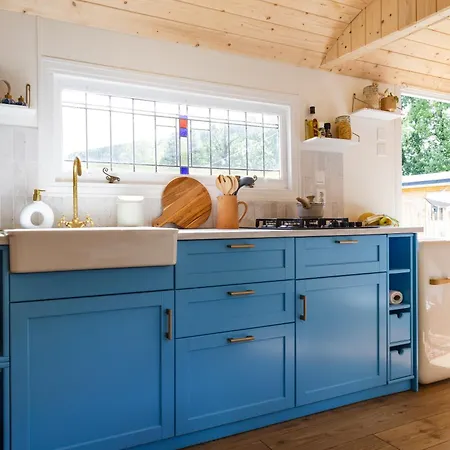 Wegdromen Op De Veluwe In Romantische Rode Pipowagen