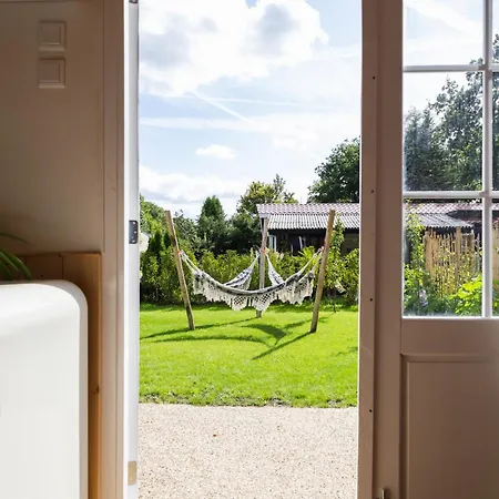 Wegdromen Op De Veluwe In Romantische Rode Pipowagen בית נופש