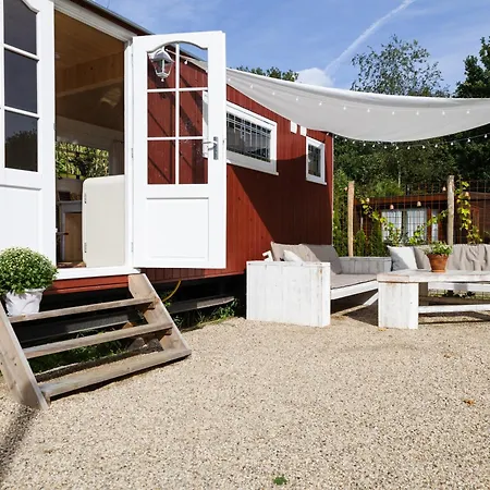 Wegdromen Op De Veluwe In Romantische Rode Pipowagen אפ