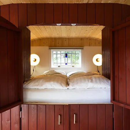 Wegdromen Op De Veluwe In Romantische Rode Pipowagen *