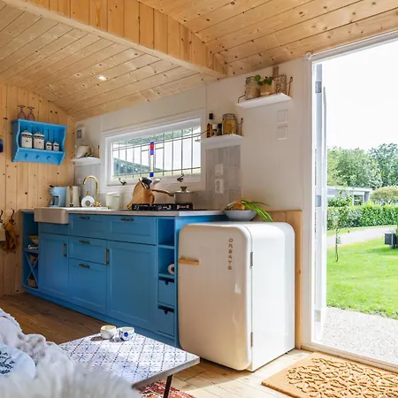 Nyaraló Wegdromen Op De Veluwe In Romantische Rode Pipowagen