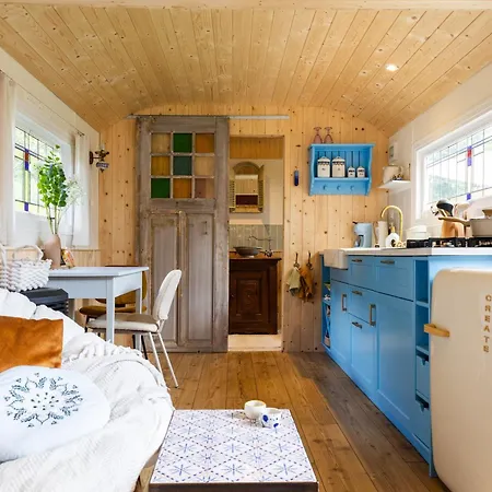 Wegdromen Op De Veluwe In Romantische Rode Pipowagen *