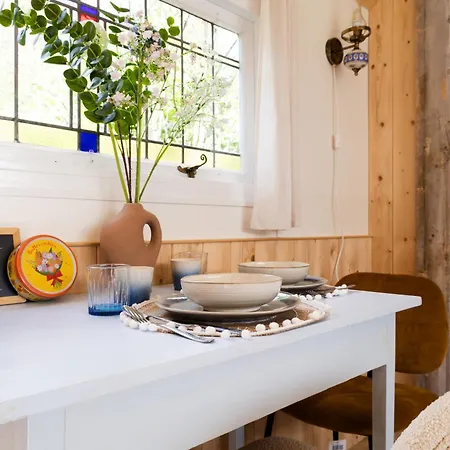 Wegdromen Op De Veluwe In Romantische Rode Pipowagen Nyaraló