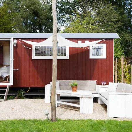 Wegdromen Op De Veluwe In Romantische Rode Pipowagen *