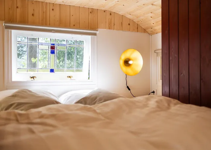 Wegdromen Op De Veluwe In Romantische Rode Pipowagen Epe