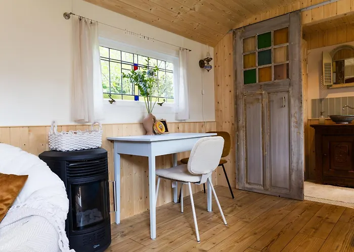 Vakantiehuis Wegdromen Op De Veluwe In Romantische Rode Pipowagen *