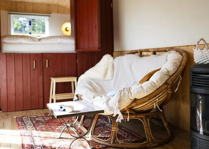 Wegdromen Op De Veluwe In Romantische Rode Pipowagen Vakantiehuis Epe