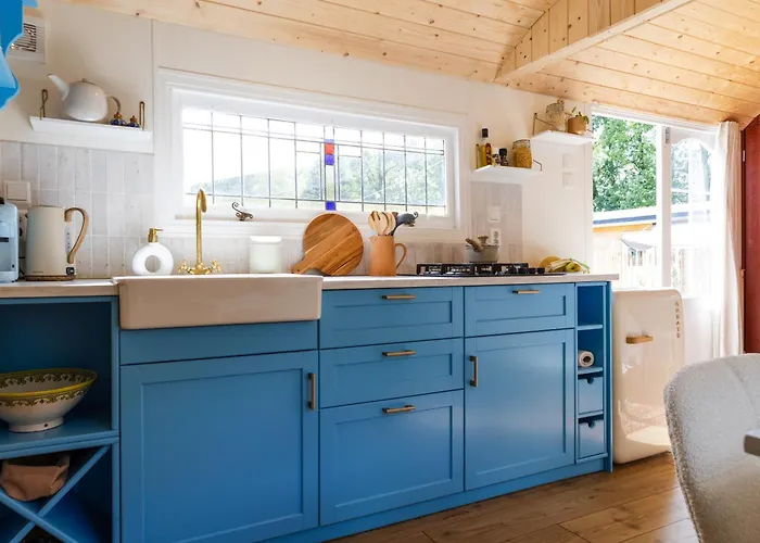 Wegdromen Op De Veluwe In Romantische Rode Pipowagen