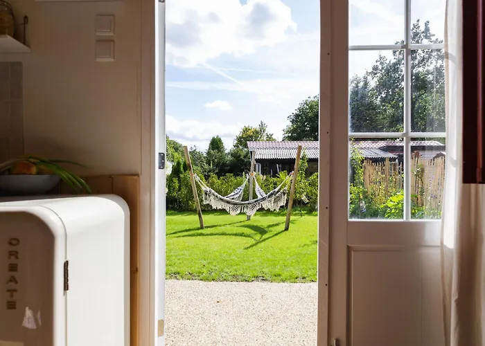 Wegdromen Op De Veluwe In Romantische Rode Pipowagen Vakantiehuis