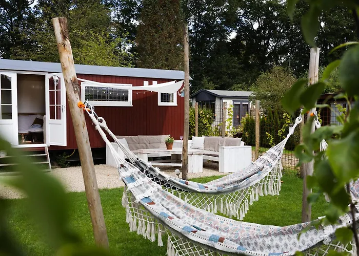 Vakantiehuis Wegdromen Op De Veluwe In Romantische Rode Pipowagen Epe