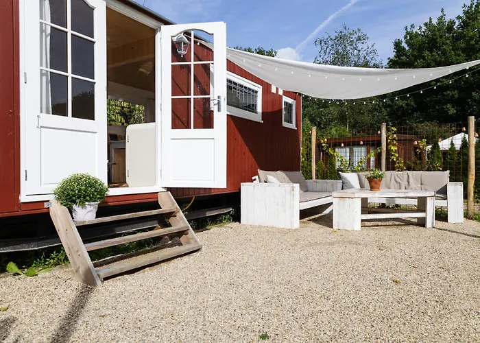 Wegdromen Op De Veluwe In Romantische Rode Pipowagen Epe