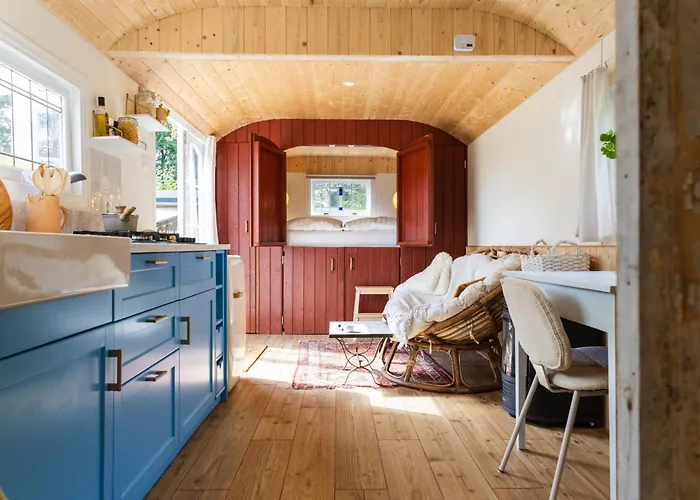 Vakantiehuis Wegdromen Op De Veluwe In Romantische Rode Pipowagen *