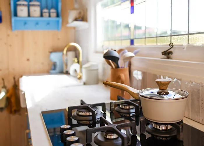 Vakantiehuis Wegdromen Op De Veluwe In Romantische Rode Pipowagen