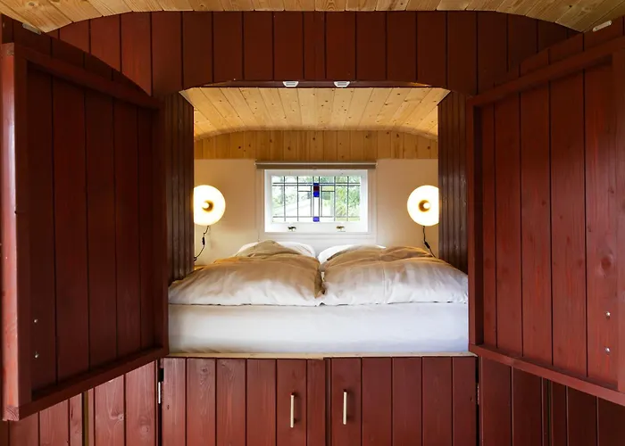 Wegdromen Op De Veluwe In Romantische Rode Pipowagen *