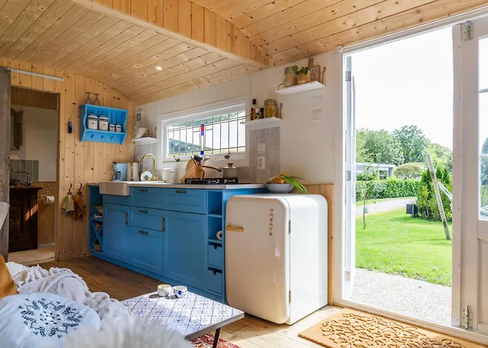 Feriehus Wegdromen Op De Veluwe In Romantische Rode Pipowagen