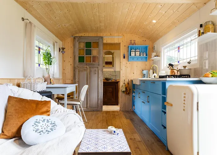 Wegdromen Op De Veluwe In Romantische Rode Pipowagen *