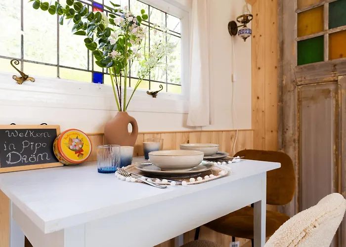 Wegdromen Op De Veluwe In Romantische Rode Pipowagen בית נופש