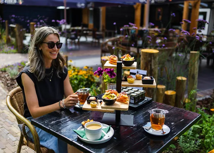 Wegdromen Op De Veluwe In Romantische Rode Pipowagen