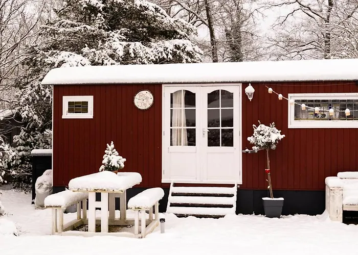 Wegdromen Op De Veluwe In Romantische Rode Pipowagen