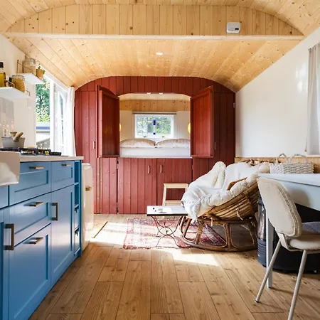 Ferienhaus Wegdromen Op De Veluwe In Romantische Rode Pipowagen *