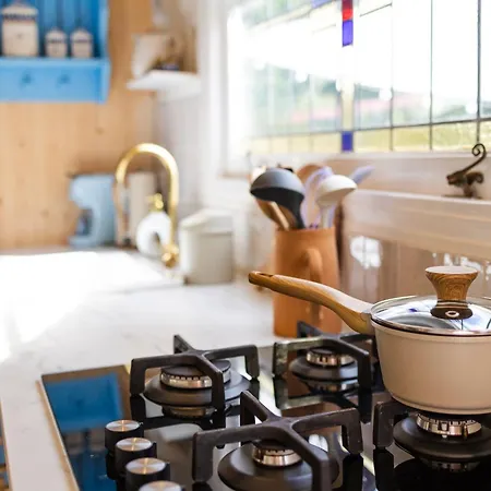 Ferienhaus Wegdromen Op De Veluwe In Romantische Rode Pipowagen